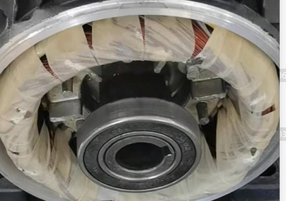 Silnik 7KW z wałem drążonym z pompą AR Interpump do maszyn czyszczących dla przemysłu 3